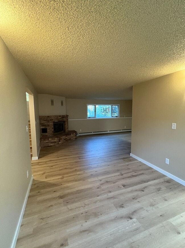 Building Photo - 2 Bed 2 bath off Durston Rd- Brand New Flo...