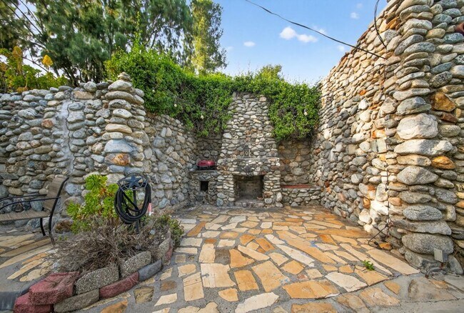 Building Photo - 16925 Hillside Dr