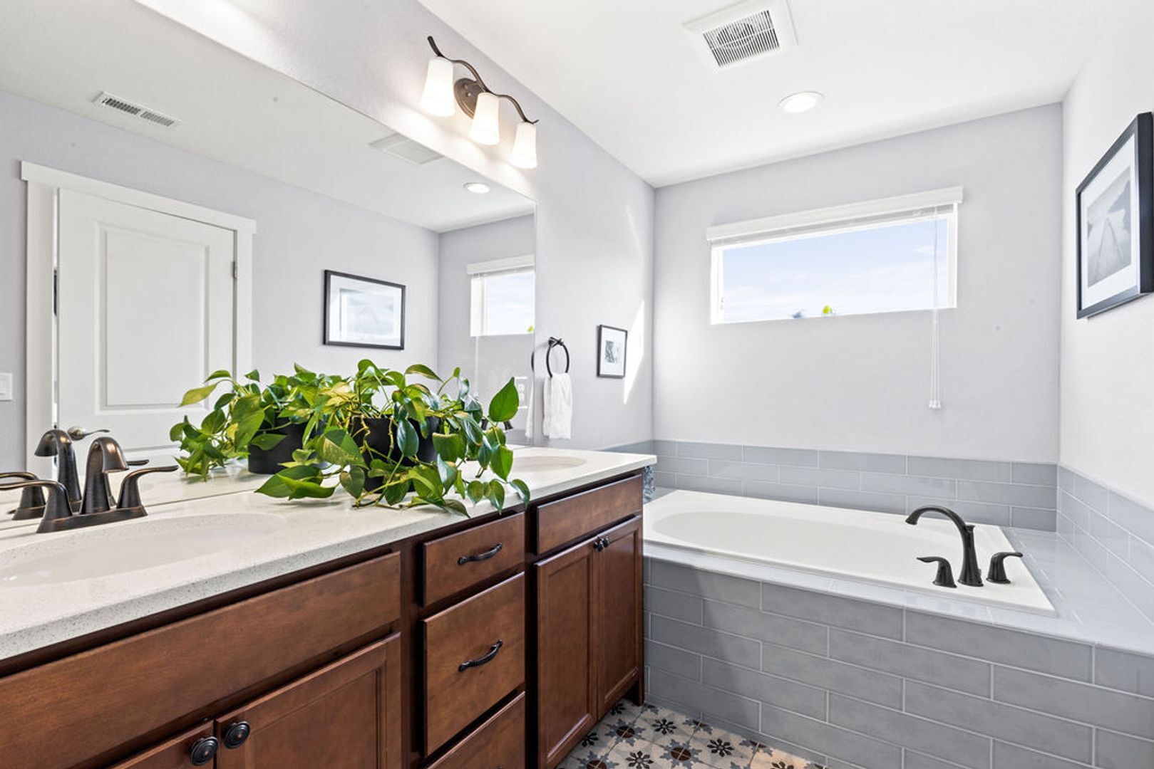 Building Photo - 799 Robert St