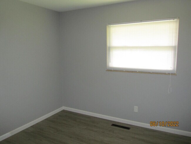 Building Photo - 5289 Eisenhower Rd