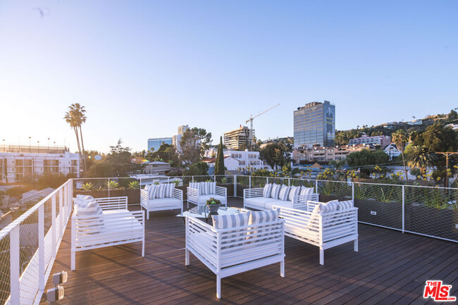 Building Photo - 935 N San Vicente Blvd