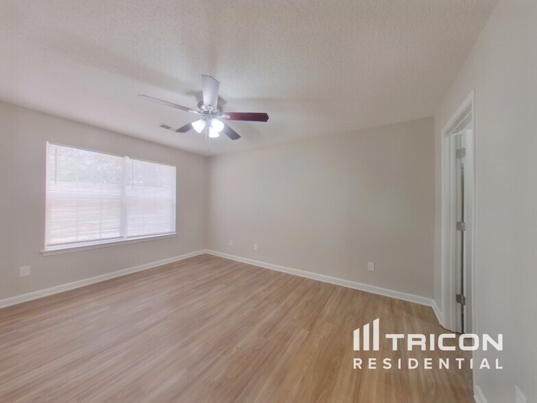 Building Photo - 220 Crimson Oak Dr