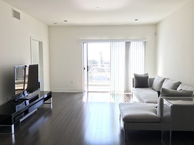 Front Facing Balcony - 1700 SAWTELLE BLVD PH9