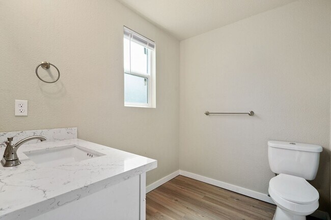 Building Photo - Recently Remodeled 3 Bedroom Home in Everett!