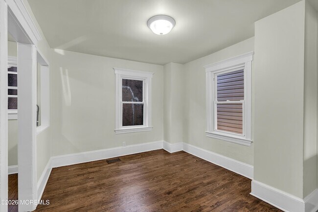 Building Photo - 303 Comstock St