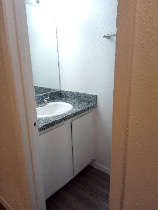 Building Photo - 2 bed/ 1.5 bath townhome