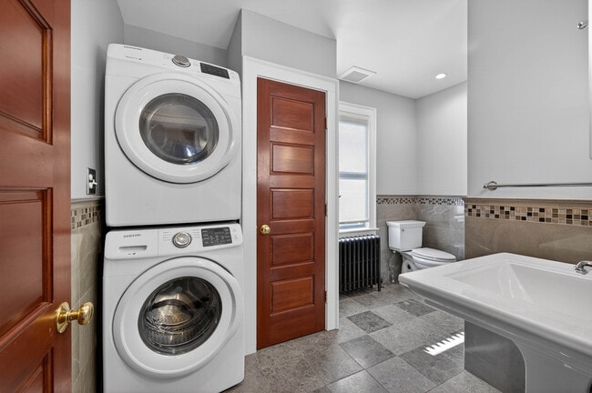 Building Photo - 35 Birch St