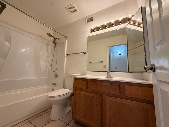 Building Photo - Warm & Charming single level 3 x 2 Home in Stonebridge Lakes!!