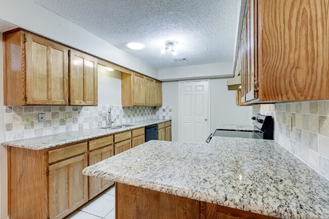 Building Photo - 528 Essex Pl
