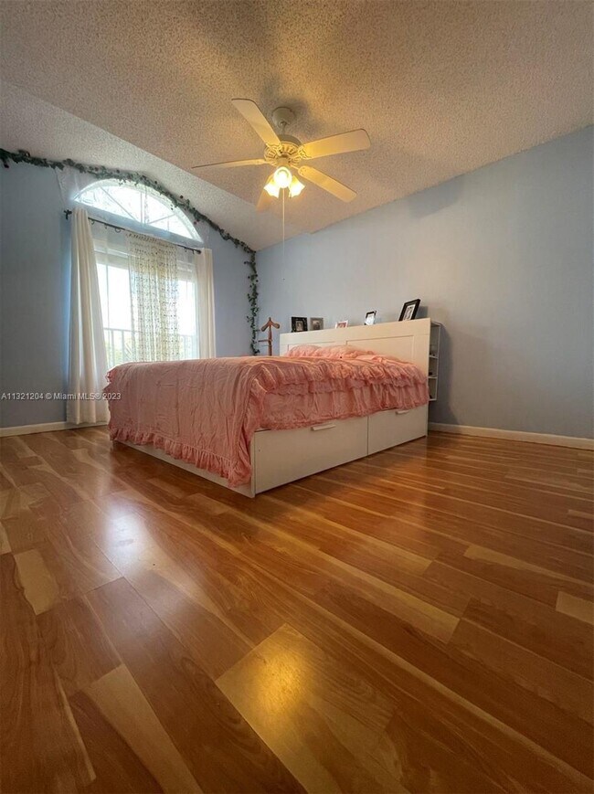 Building Photo - 915 Coral Club Dr