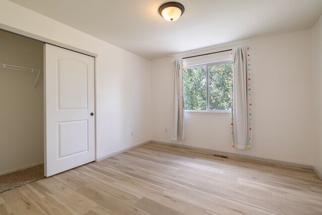 Building Photo - 4 Bed 3 Bath Located in Maple Hill Availab...