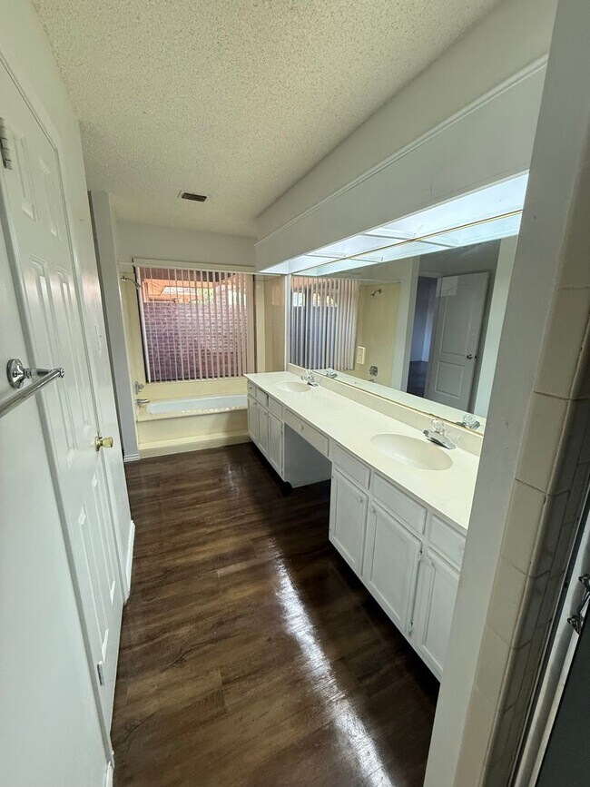 Building Photo - Garden Home on the Eastside.