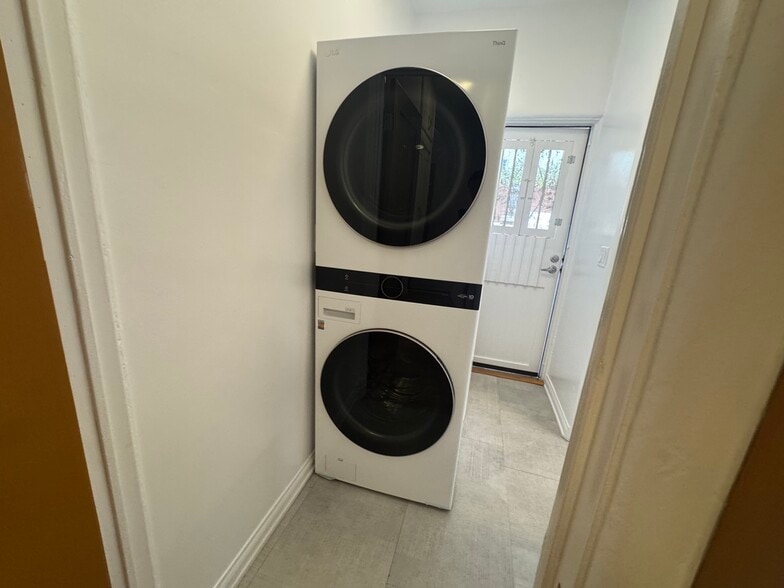 Building Photo - 1557 S Genesee Ave