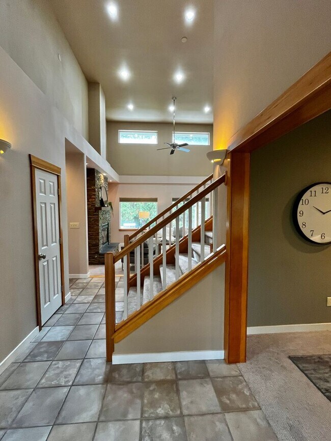 Building Photo - Seabeck Heights Home with Pickle Ball Court!