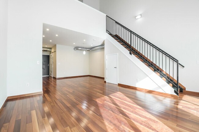 Building Photo - Top Level One Bedroom Condo in Rhino