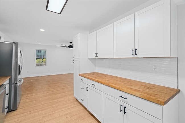 Building Photo - AVAILABLE NOW at a Good Price. 3 Bed 2 Bath FOR LEASE in Pulaski. $1300 Rent.