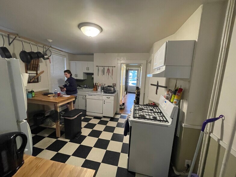 Building Photo - 375 Highland Ave