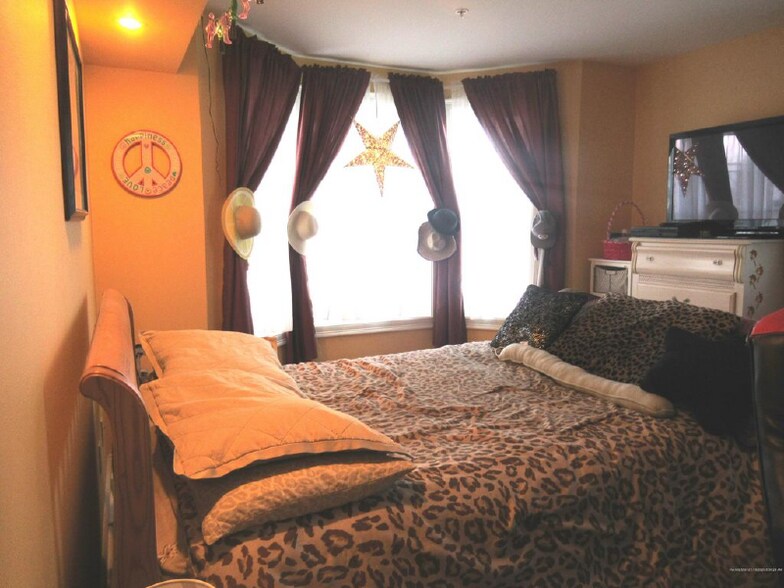 Building Photo - 2 New Gotham Rd