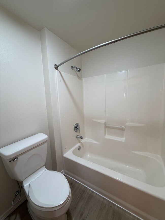 Building Photo - One Level, Golf Course Living- 3 bed + office, 2 bath