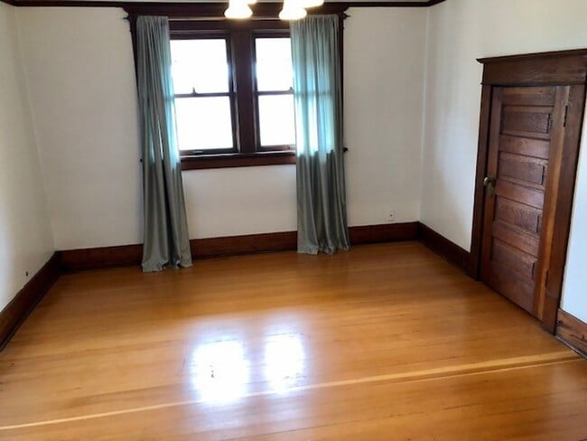 Building Photo - Queen Anne Home