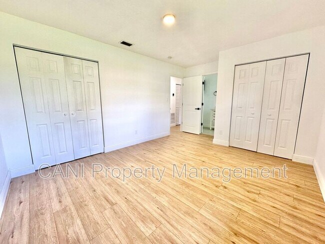 Building Photo - 2517 Royal Palm Dr
