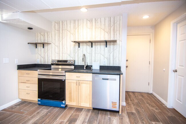 Building Photo - Ridgewood Condo 1 Bed Apartment W/ Pool & Clubhouse!