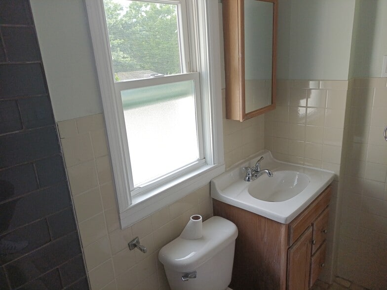 15. Bathroom - 17106 Bagley Ave