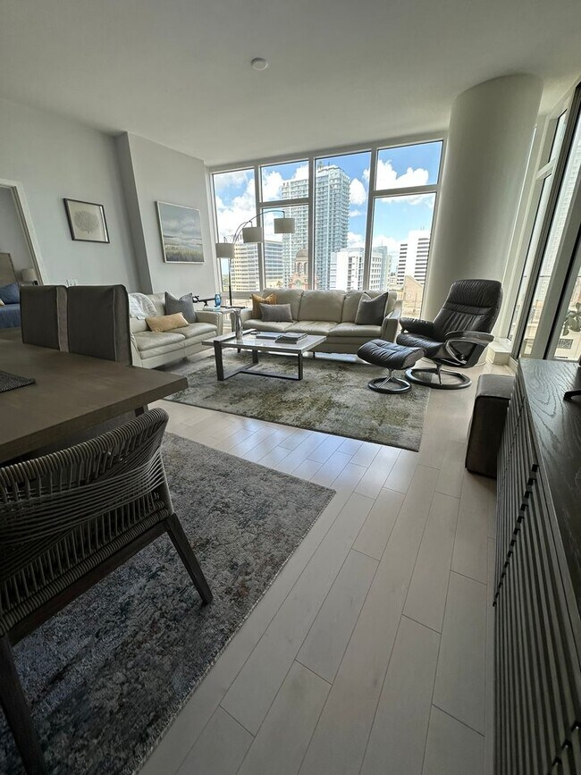 Building Photo - Unfurnished Annual DOWNTOWN ST. PETE - SIG...