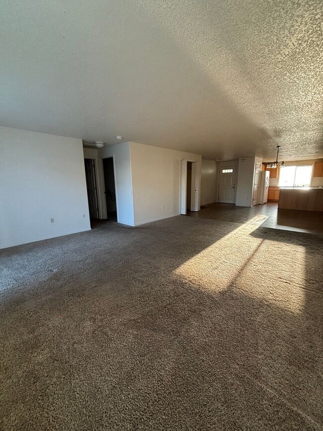 Building Photo - 3 Bed 2 Bath Home in Sage Point Area!