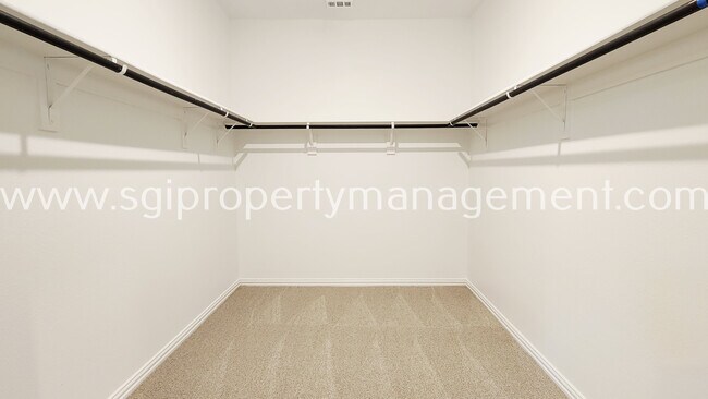 Building Photo - 417 Stagg St