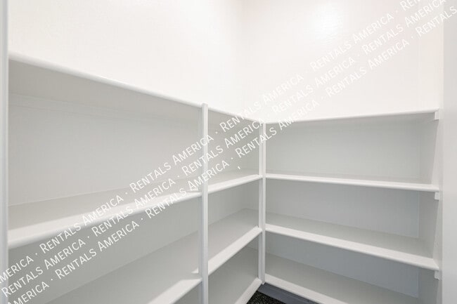Building Photo - Desirable Community of Arabella