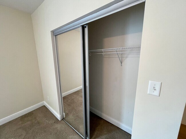 Building Photo - Amazing 4 Bedroom House! Hardwood, 2.5 Baths Stainless, A/C