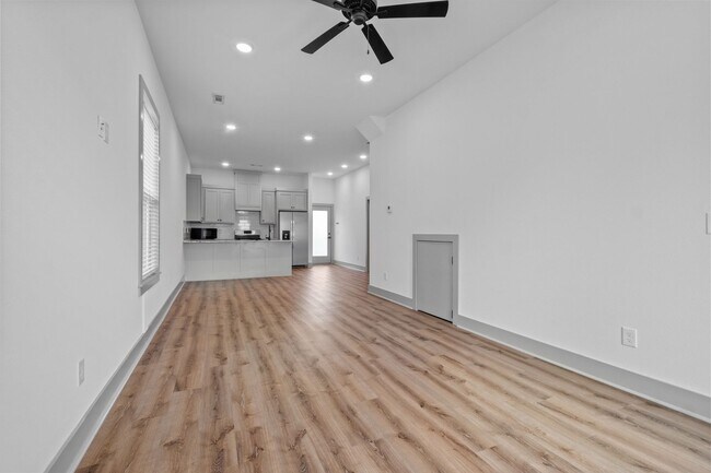 Building Photo - Duncan St Duplex