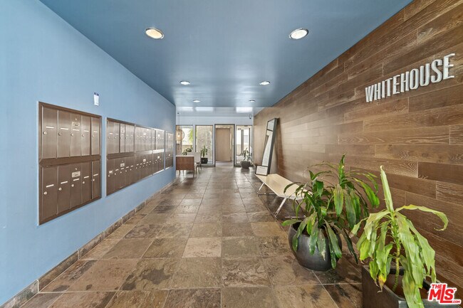 Building Photo - 8400 De Longpre Ave
