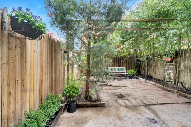 Building Photo - 520 Manila Ave