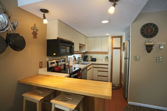 Building Photo - Seasonal 6 Month Lease Available!  $1,700/ mo Charming Two-Bedroom Condo in Waterville, NH!