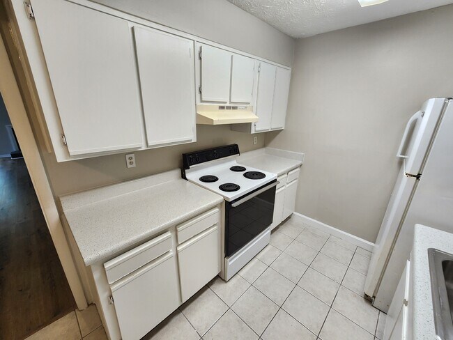 Building Photo - 9400 Roberts Dr