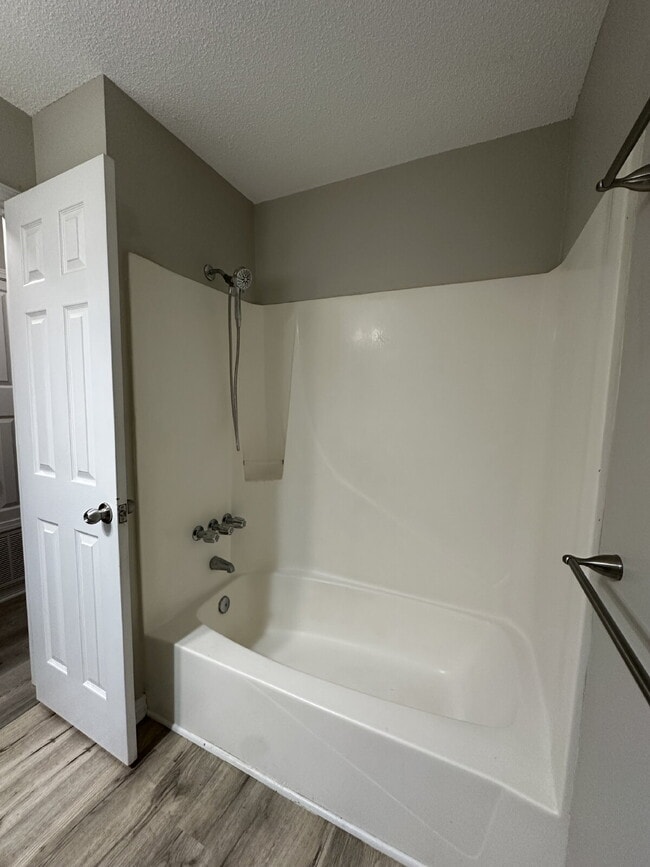 Building Photo - Renovated 2BR Coastal Apartment in Gulf Breeze – New Granite Counters, LVP Flooring & More!