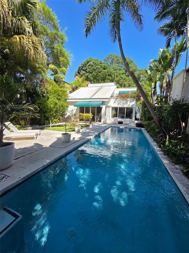 Building Photo - 2848 SW 22nd Ave