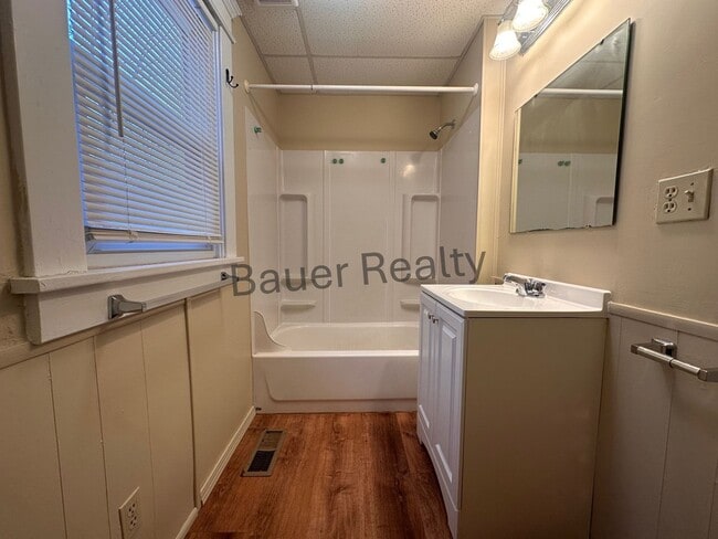 Building Photo - 2 Bedroom Home