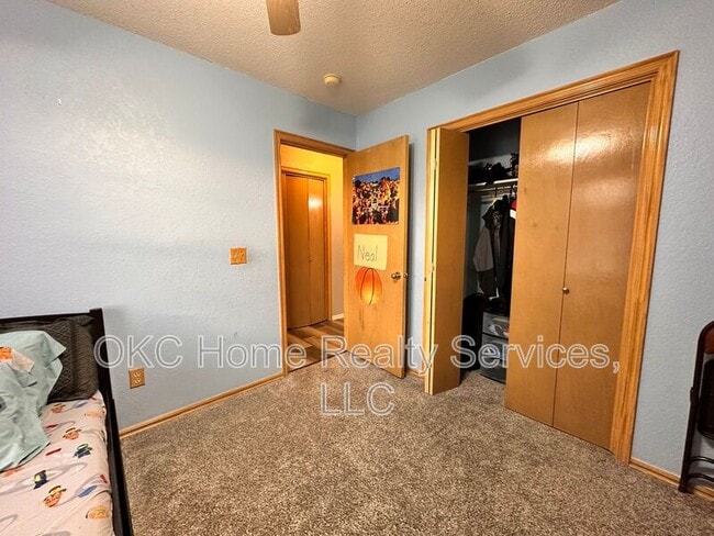 Building Photo - 17316 Valley Crst