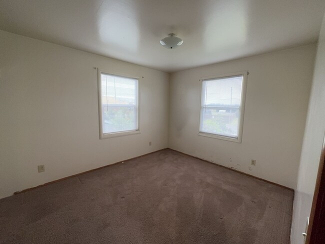 Building Photo - Charming Coastal Living 2 Bed, 1 Bath with...