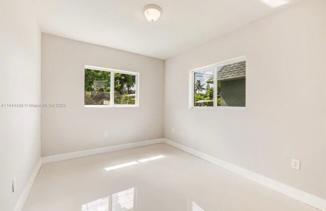 Building Photo - 1521 NW 8th Ave