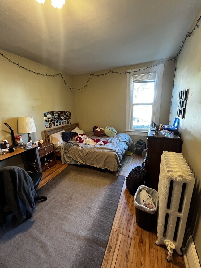 Building Photo - Huge 4 bed 1 bath very close to Water St. ...