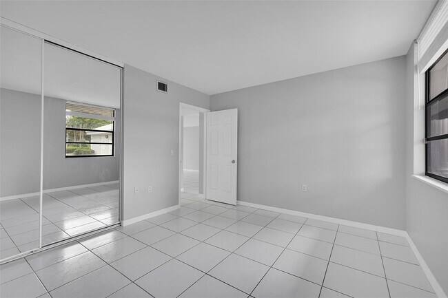 Building Photo - 1713 Whitehall Dr