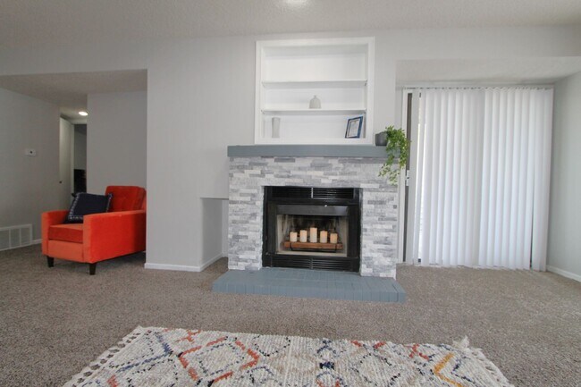 Building Photo - Large one bedroom with amazing vaulted ceilings and a balcony!  Check us out today!