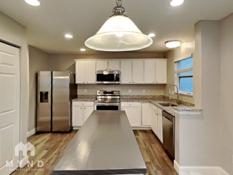 Building Photo - 305 Kear St