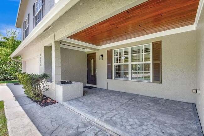 Building Photo - 4610 Pine Tree Dr
