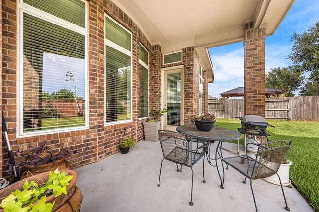 Building Photo - 25819 Oakwood Knoll Dr