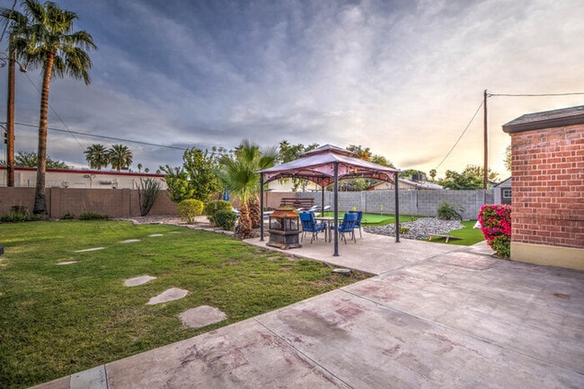 Building Photo - 2 Bd 2 Ba + Guest House with Fully Furnish...